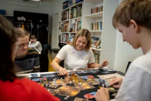 Evely Pajula Valdeku noortekeskuse lauamängude keskel