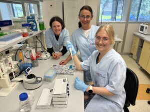 InvisibleMi testi arendusnaiskond. Esiplaanil Karita Särekannu, Merli Saare ja Kadi Tilk. Foto erakogu