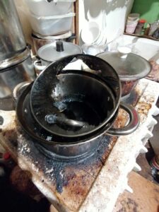 Pliidile jäänud pott