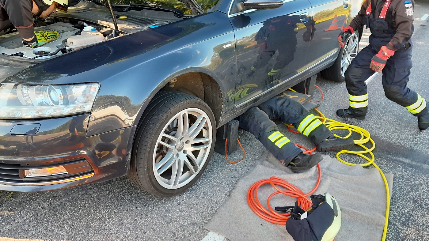 Päästjad päästsid Lüganuse alevikkus auto mootorisse roninud kassipoja 1 Luganuse_kassipoeg autos_10.07.24