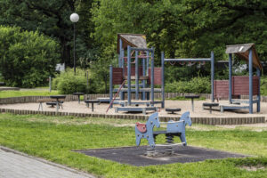 Praegu asuvad alal mitmete trenažööridega spordiplats ja mänguväljak, mis rajati sinna 1990. aastatel.