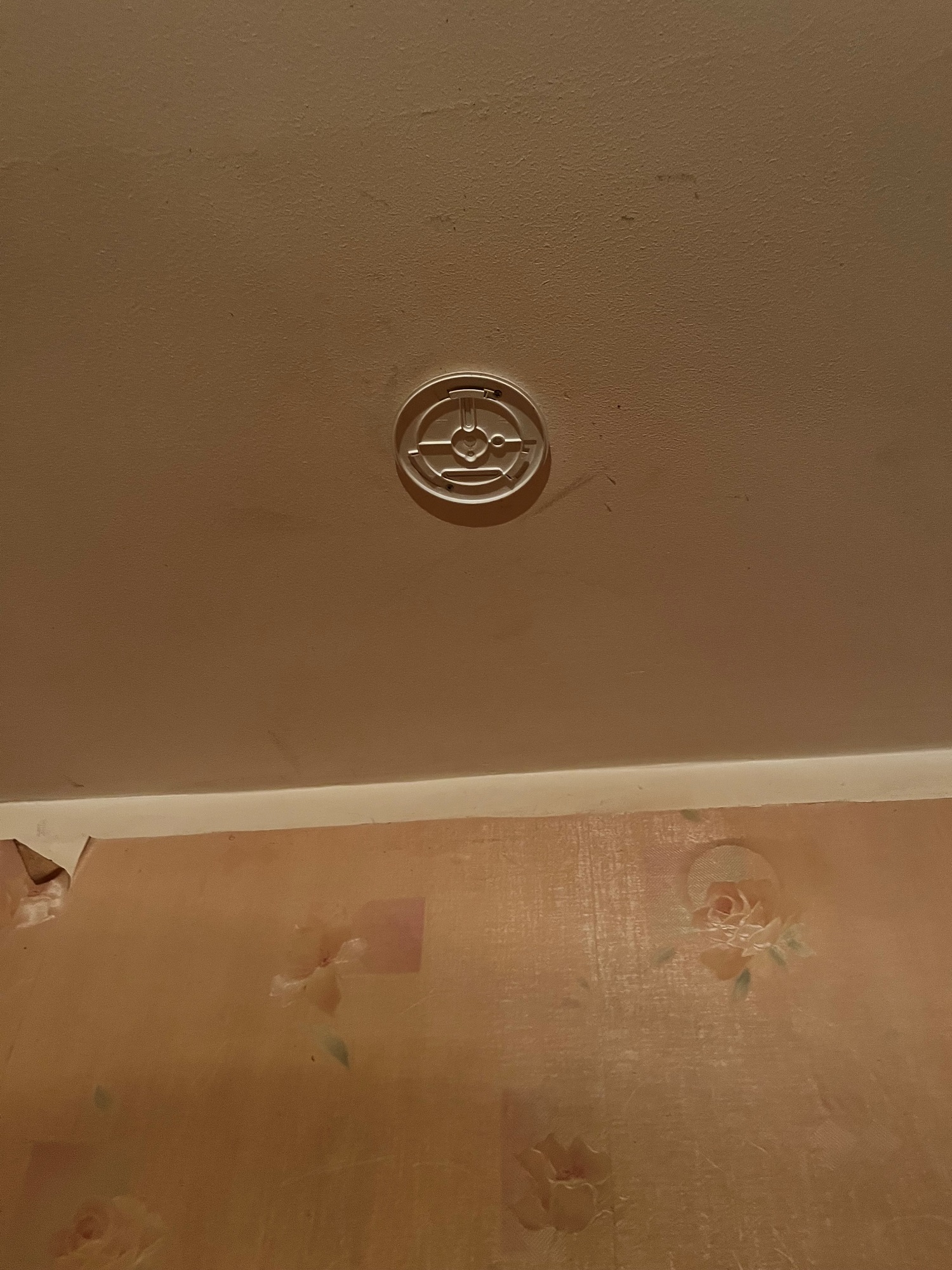 Päästjatele teevad muret kodunõustamiste käigus leitud tuleohtlikud kodud 1 PAA_laest maha võetud suitsuandur