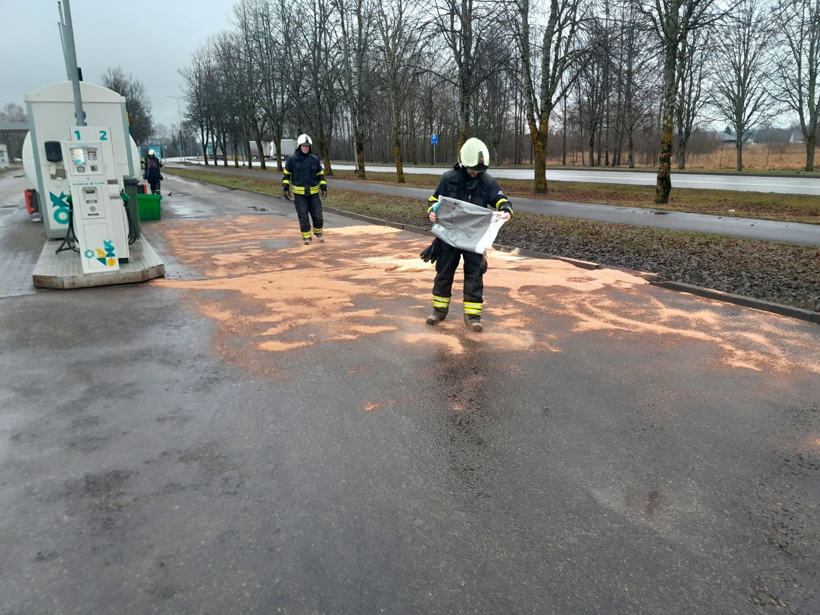 Diiselkütuse reostus Valgas: keskkonnaamet ja päästjad tegutsevad olukorra lahendamiseks 1 Valga_tankla_ku__tuseleke_28_12_2
