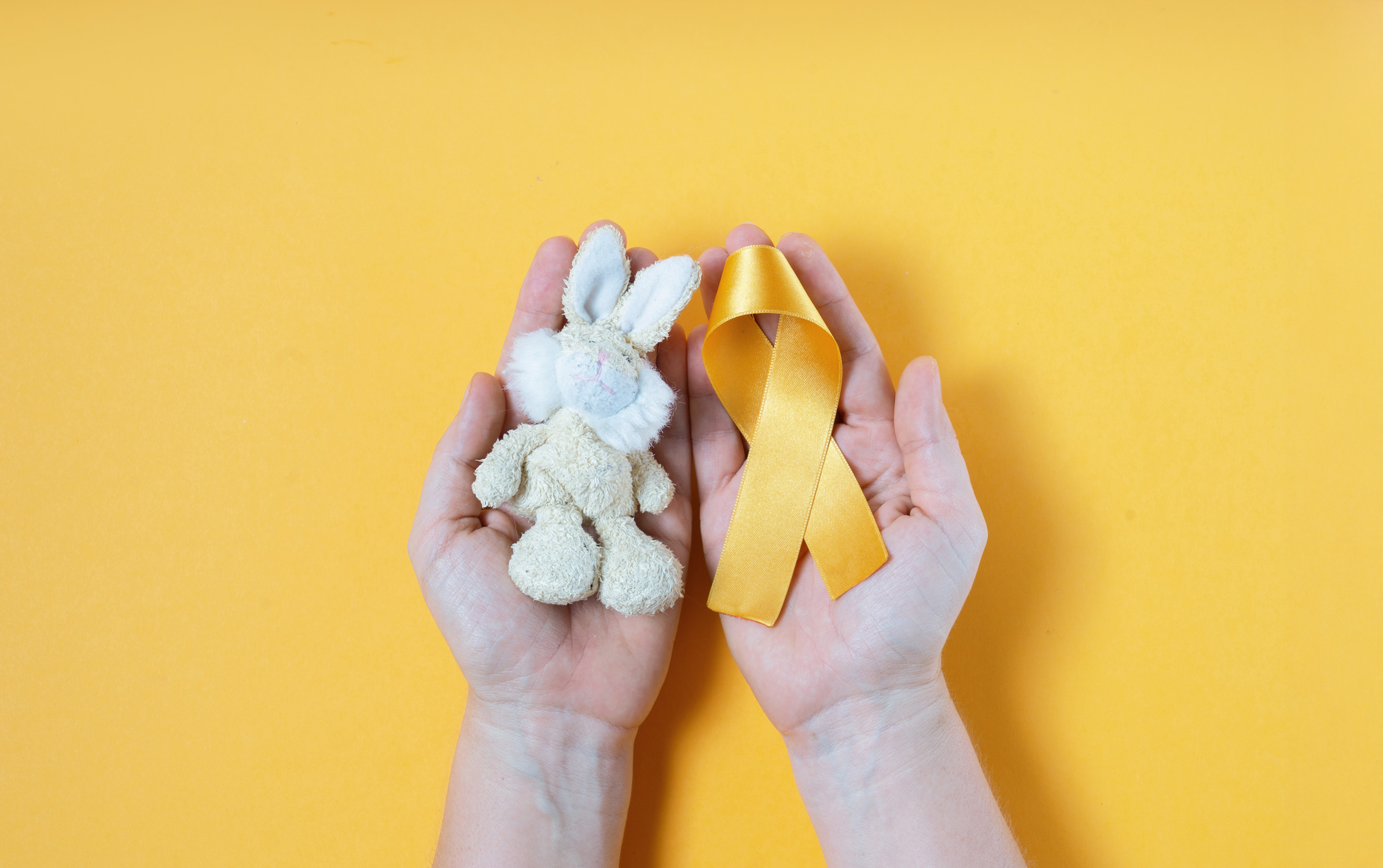 Vähihaigete laste päeva sümbol on kuldne lint. Allikas Adobe Stock