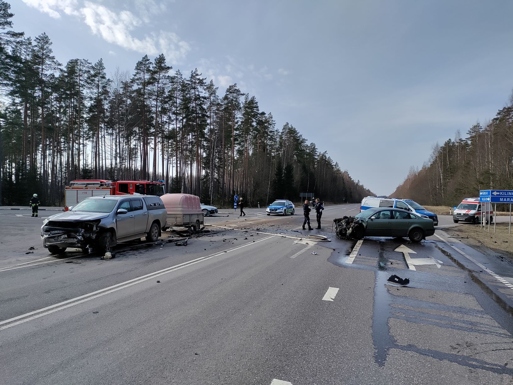 Saarde vallas juhtus liiklusõnnetus, kus üks auto süttis õnnetuse käigus põlema 2 Marana1