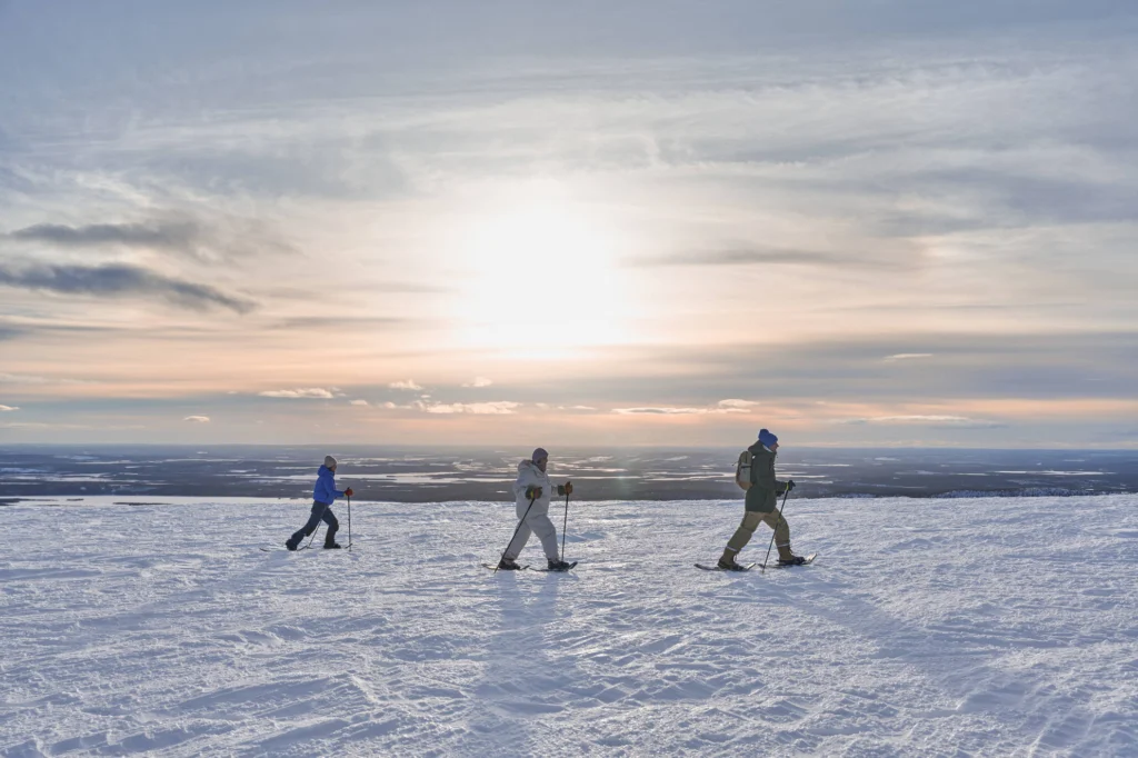 Finnair_Lapland_winter__2023_friends_snowshoeing