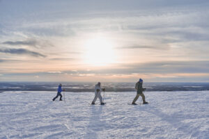 Finnair_Lapland_winter__2023_friends_snowshoeing