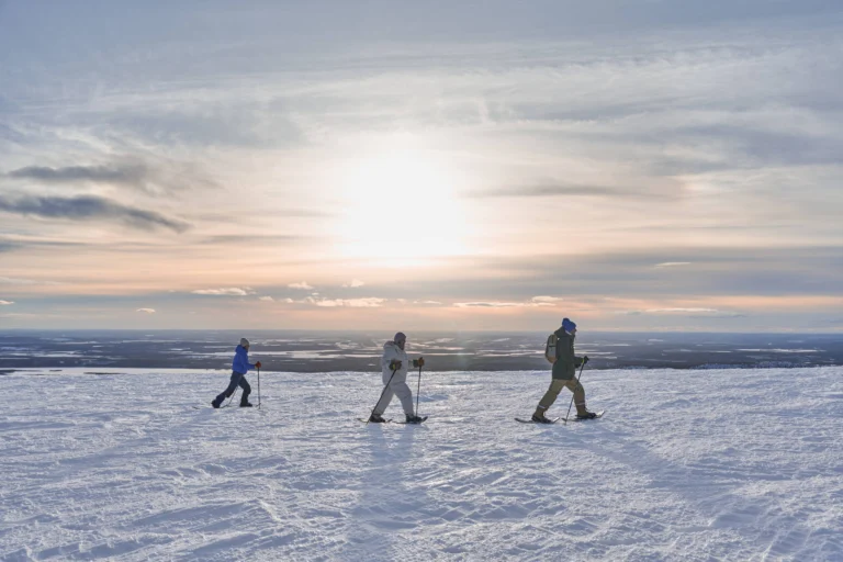 Finnair_Lapland_winter__2023_friends_snowshoeing