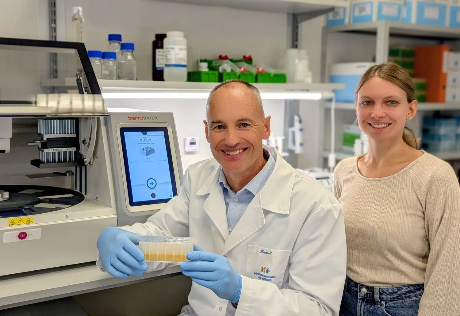 Celvia meditsiinilabori juhataja Kaarel Krjutškov ja peaspetsialist Karmen Vaiküll. Foto erakogu