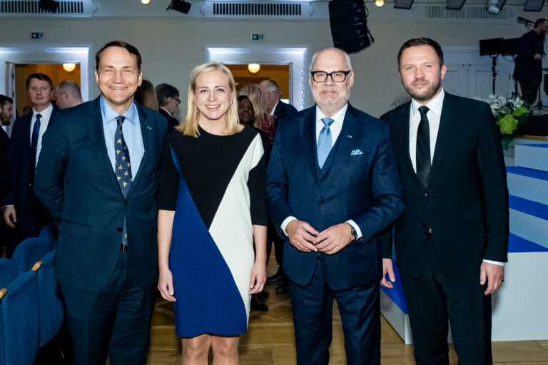 Sikorsi, Valtonen, Karis, Tsahkna